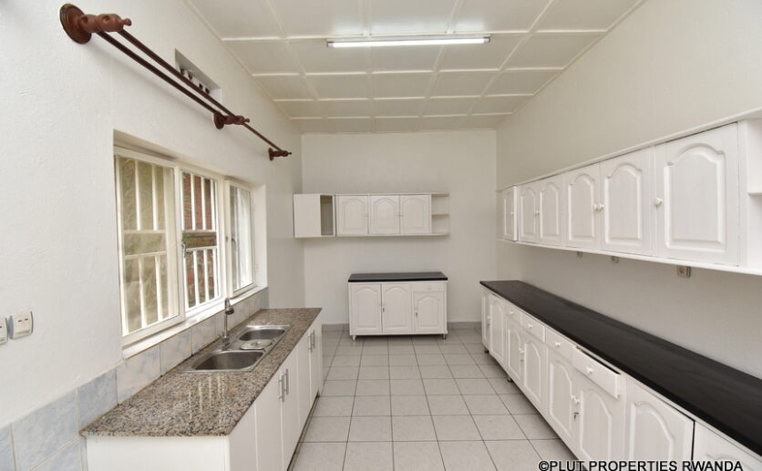 unfurnished house for rent in kiyovu (10)