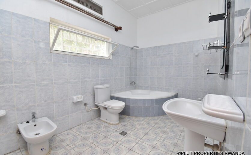 unfurnished house for rent in kiyovu (9)