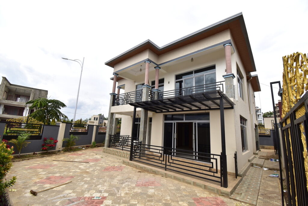 Unfurnished house for rent in Rebero.