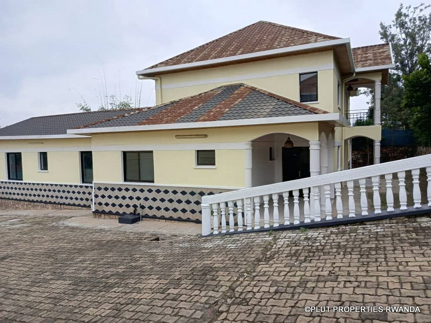Unfurnished house for rent in Kibagabaga.