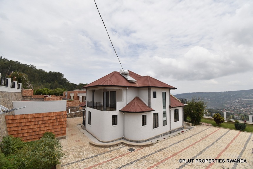 House with 6 rooms for sale in Rebero.