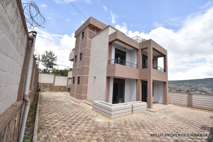 Unfurnished apartment for rent in Rebero.
