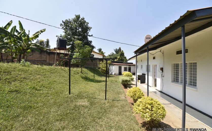 house with basket ball court for rent (35)