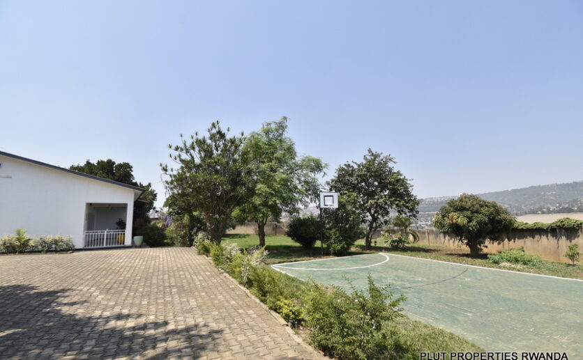 house with basket ball court for rent (37)
