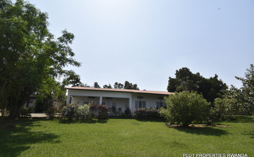 house with basket ball court for rent (38)