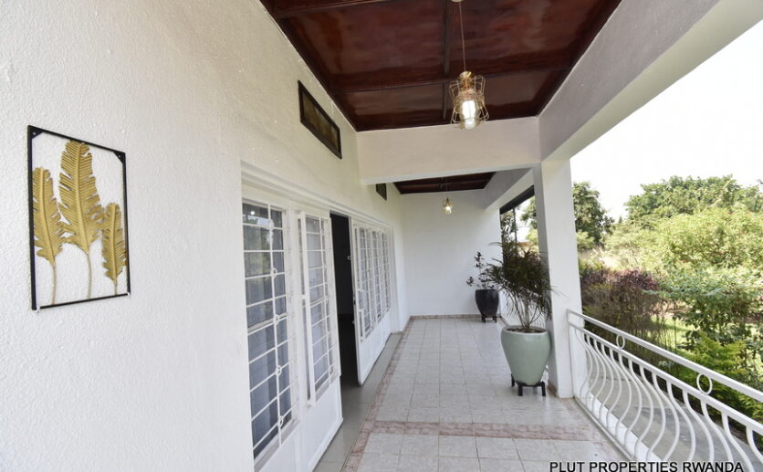 house with basket ball court for rent (41)