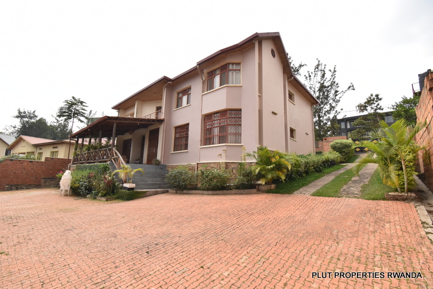 Nyarutarama house for rent.