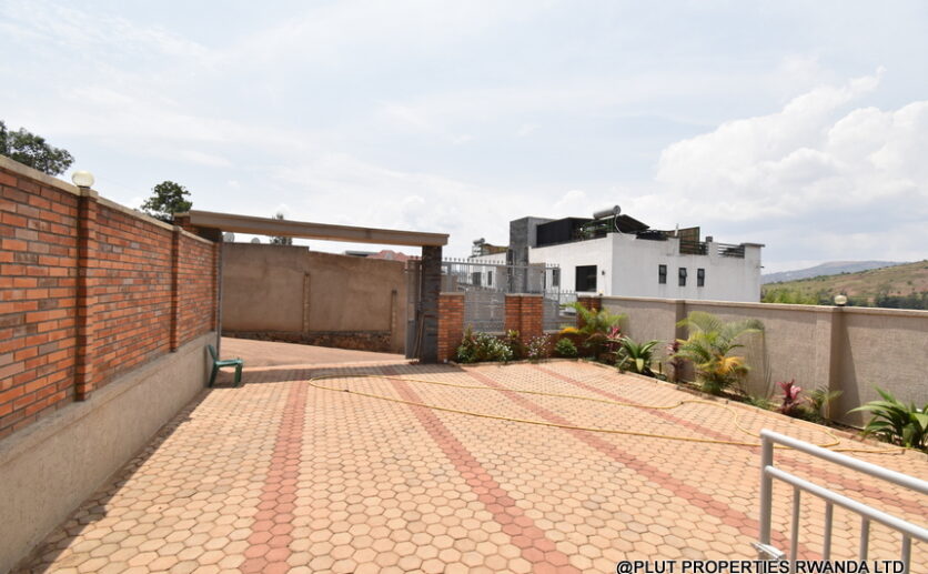 Unfurnished 2 storey house for rent in Kagugu plut properties (11)
