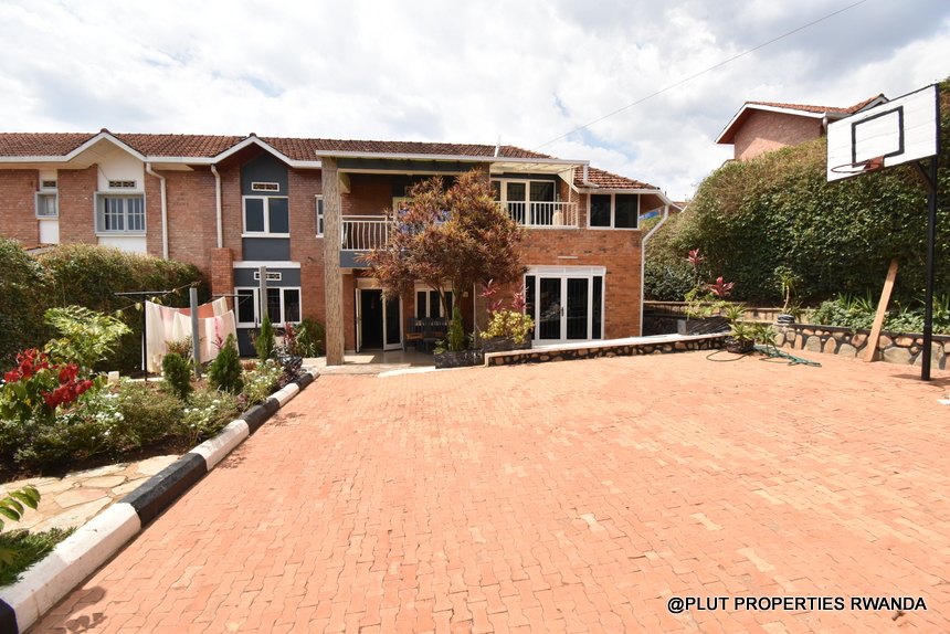 Big family house for rent in Gacuriro