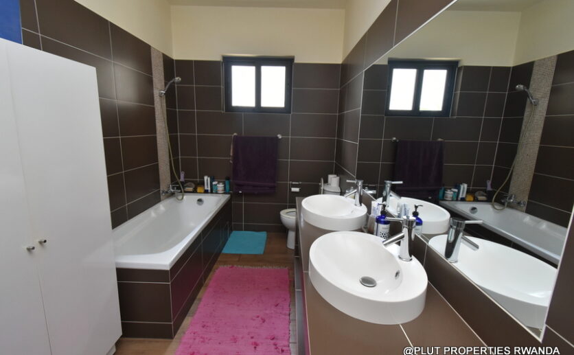 House with pool for sale in Kiyovu plut properties (2)