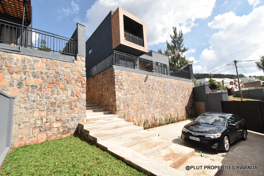 Unfurnished house in Rebero for rent
